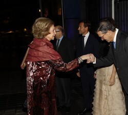 Su Majestad la Reina Doña Sofía recibe el saludo del presidente del Jurado del XXXVII Premio BMW de Pintura; Enrique Ybarra