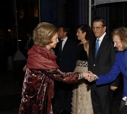 Su Majestad la Reina Doña Sofía recibe el saludo de la vicepresidenta de la Fundación “Mundo en Armonía”; Sonia Catris