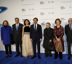 Doña Sofía, tras ser recibida a su llegada al Teatro Real de Madrid por los organizadores y patrocinadores del acto
