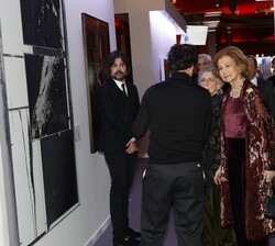 Doña Sofía atenta a las explicaciones de uno de los finalistas de los Premios