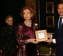 Su Majestad la Reina Doña Sofía recibe la medalla conmemorativa del XXXVII Premio BMW de Pintura, de manos de Manuel Terroba, presidente ejecutivo de 