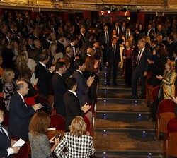 Su Majestad la Reina Doña Sofía accede al patio de butacas del Teatro Real