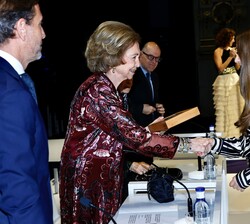 Su Majestad la Reina hace entrega del Premio BMW Digital a Irene Molina