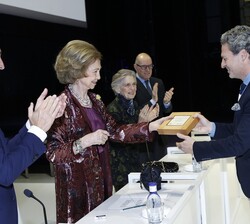 Su Majestad la Reina Doña Sofía hace entrega a Norberto Álvarez del Premio BMW de Pintura