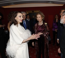 Doña Sofía durante el encuentro que mantuvo con la artista Luz Casal