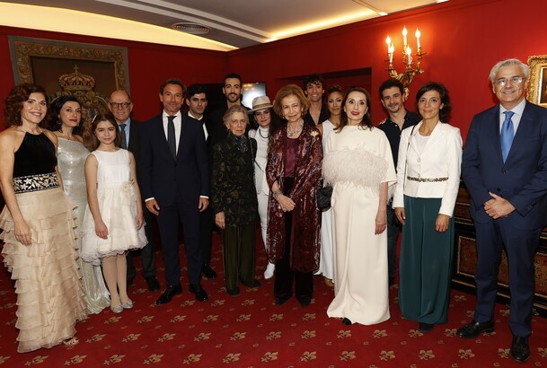 Su Majestad la Reina junto a los músicos y artistas del Concierto, organizadores y patrocinadores del Premio BMW de Pintura