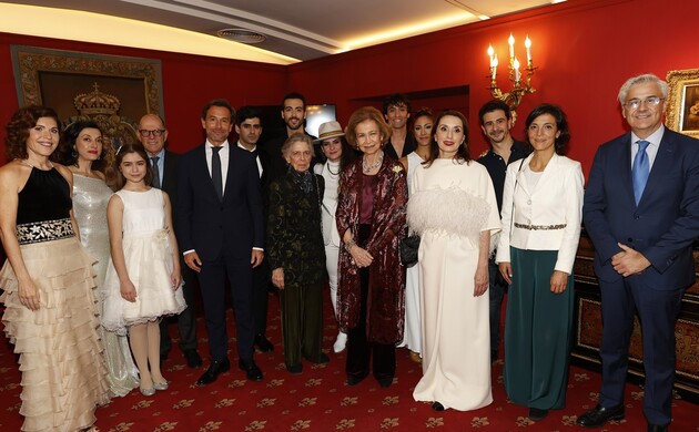Su Majestad la Reina junto a los músicos y artistas del Concierto, organizadores y patrocinadores del Premio BMW de Pintura
