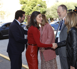 Su Majestad la Reina recibe el saludo de la presidenta delegada del Área de Desarrollo Económico, Turismo y Comercio de la Diputación de Barcelona, Ev