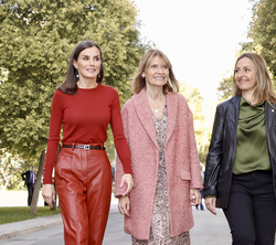 Su Majestad la Reina junto la alcaldesa de Sant Boi de Llobregat, Llüisa Moret y la presidenta delegada del Área de Desarrollo Económico, Turismo y Co