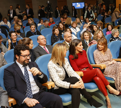 Su Majestad la Reina junto al resto de autoridades y personalidades ocupan su lugar en el auditorio donde se desarrolan los actos