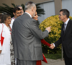 Su Majestad la Reina recibe el saludo del Hermano superior Provincial de la Orden Hospitalaria de San Juan de Dios, Amador Fernández