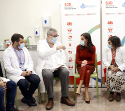 Su Majestad la Reina durante el encuentro con profesionales de la salud mental y familiares de pacientes de la Unidad de Hospitalización Especializada