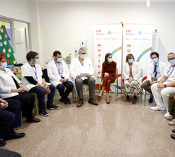 Su Majestad la Reina durante el encuentro con profesionales de la salud mental y familiares de pacientes de la Unidad de Hospitalización Especializada