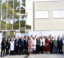 Fotografía de grupo con los profesionales, familiares y hermanos de la comunidad de Sant Joan de Déu 