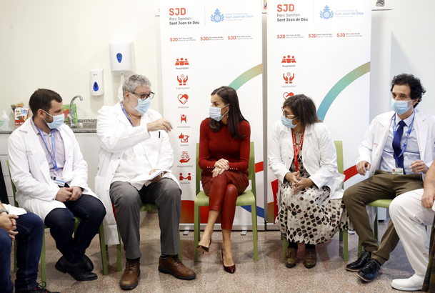 Su Majestad la Reina durante el encuentro con profesionales de la salud mental y familiares de pacientes de la Unidad de Hospitalización Especializada