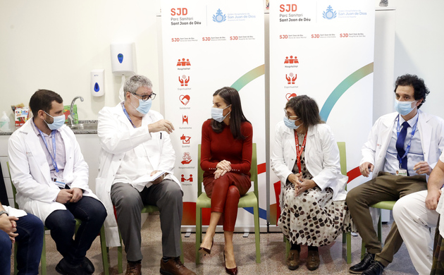 Su Majestad la Reina durante el encuentro con profesionales de la salud mental y familiares de pacientes de la Unidad de Hospitalización Especializada