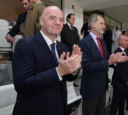 Su Majestad el Rey en el palco acompañado por el presidente de la FIFA, el presidente de la Federación Española de Fútbol y por el presidente del Cons