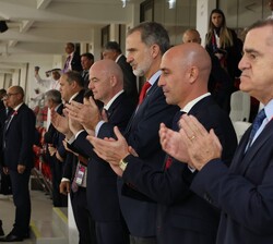 Don Felipe, acompañado por las autoridades asistentes al partido, aplaude a las Selecciones de Fútbol de España y Costa Rica tras la interpretación de