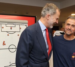 Don Felipe felicita al seleccionador nacional en los vestuarios tras la disputa del partido