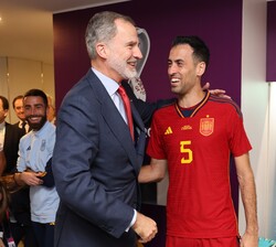 Su Majestad el Rey felicita al capitán de la Selección Española de Fútbol, Sergio Busquets