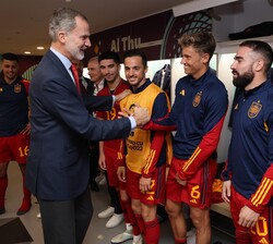 Don Felipe recibe el saludo de los jugados de la Selección Española de Fútbol