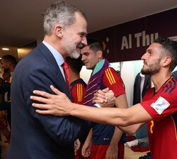 El Rey es saludado por Koke tras el partido