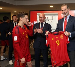 Gavi hace entrega a Su Majestad el Rey de una camiseta de la Selección Nacional de Fútbol