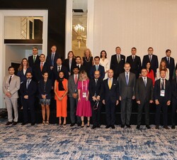 Su Majestad el Rey junto a una representación de empresas españolas que trabajan en Catar