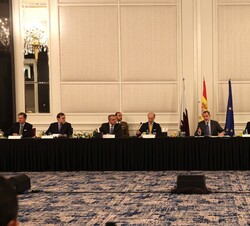 Don Felipe junto a los participantes en el encuentro con una representación de empresas españolas que trabajan en Catar