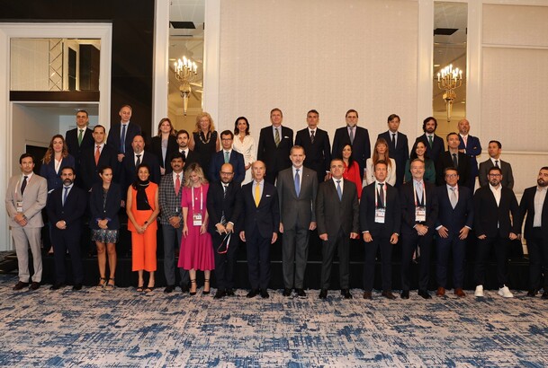 Su Majestad el Rey junto a una representación de empresas españolas que trabajan en Catar