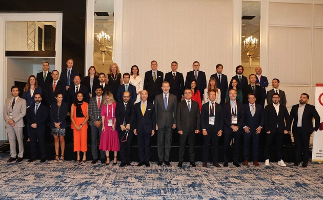 Su Majestad el Rey junto a una representación de empresas españolas que trabajan en Catar