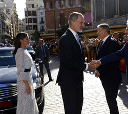 Su Majestad el Rey recibe el saludo del alcalde de Valencia, Joan Ribó