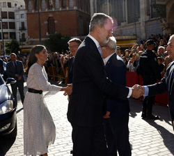 Su Majestad el Rey recibe el saludo del presidente ejecutivo de los Premios "Rey Jaime I", Javier Quesada