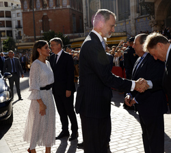 Su Majestad el Rey recibe el saludo del presidente de la Fundación Valenciana de Estudios Avanzados y vicepresidente de la Fundación Premios "Rey