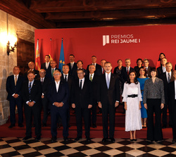 Sus Majestades los Reyes junto a las autoridades y miembros del patronato de la Fundación Premios Jaime I