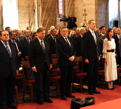 Sus Majestades los Reyes durante la interpretación del Himno Nacional
