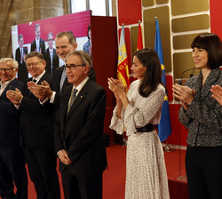 Sus Majestades los Reyes hacen entrega del galardon del Premio en Investigación Básica a Jesús María Sanz
