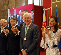 Sus Majestades los Reyes hacen entrega del galardon del Premio en Investigación Médica, Antonio de Lacy