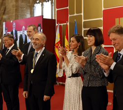 Sus Majestades los Reyes hacen entrega del galardon del Premio en Protección del Medio Ambiente, Emilio Chuvieco