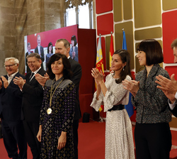 Sus Majestades los Reyes hacen entrega del galardon del Premio en Nuevas Tecnologías, Montserrat Calleja