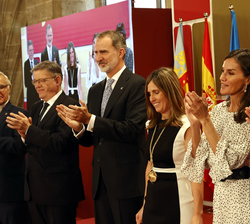 Sus Majestades los Reyes hacen entrega del galardon del Premio al Emprendedor, Ángela Pérez