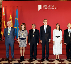 Sus Majestades los Reyes junto a los premiados