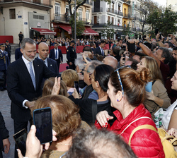 Su Majestad el Rey saluda al público concentrado a la salida del acto