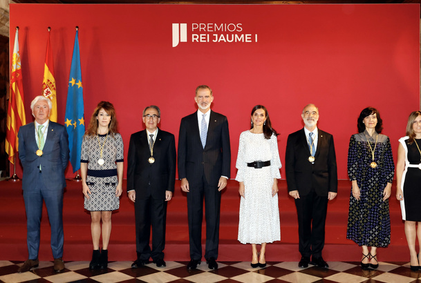 Sus Majestades los Reyes junto a los premiados