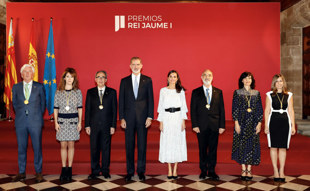 Sus Majestades los Reyes junto a los premiados