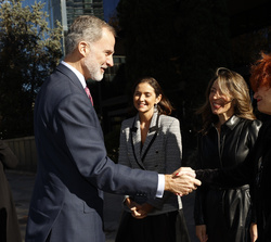 Su Majestad el Rey recibe el saludo de la consejera delegada de ICEX España Exportación e Inversiones, María Peña