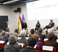 Su Majestad el Rey en la primera fila de asientos durante el panel “De ayer a hoy: hitos y trayectoria” que giró en torno a la experiencia