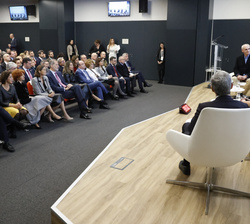 Su Majestad el Rey en la primera fila de asientos durante el panel “De ayer a hoy: hitos y trayectoria” que giró en torno a la experiencia