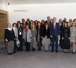 Don Felipe junto a los ponenetes participantes en el 40 aniversario del ICEX
