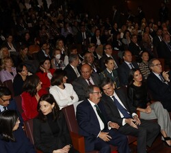 Doña Letizia en la primera fila de asientos de la sala Caja de Música del Ayuntamiento de Madrid